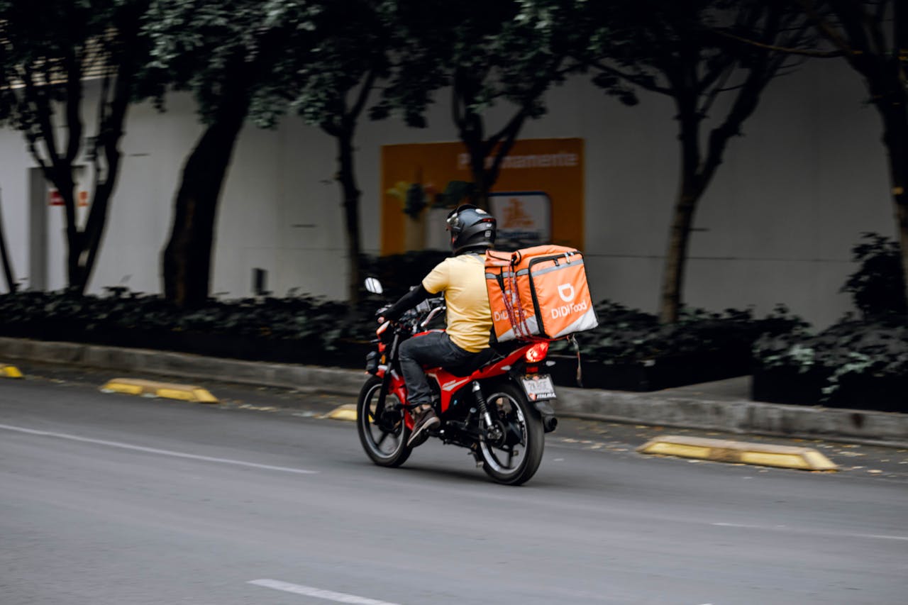 Seorang Sales Motoris sedang membawa produk kepada pelanggan.